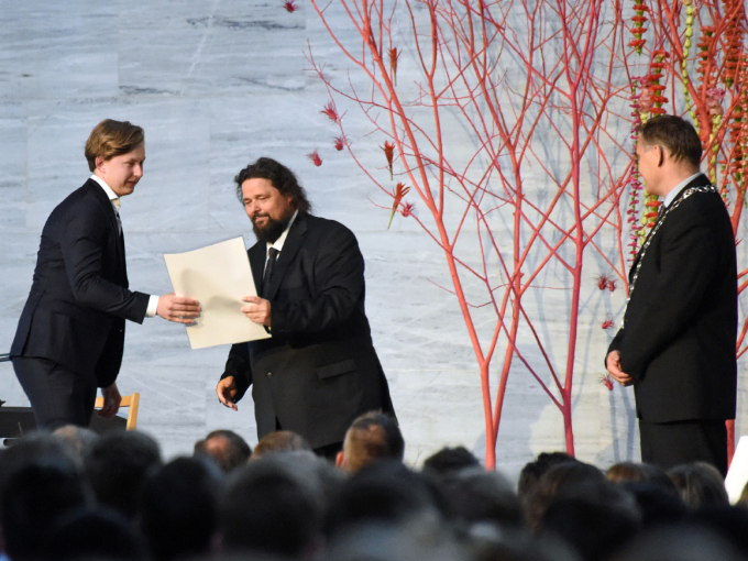 Stian Kjølhaug mottar sitt svennebrev innen murerfaget. Foto: Sven Gj. Gjeruldsen, Det kongelige hoff